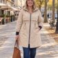 Béžová dámska plus size parka bez podšívky s kapucňou, zapínaním na zips, sťahovaním v páse, bočnými vreckami a predĺženým zadným dielom.