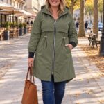 Plus size dámska khaki parka s kapucňou, sťahovaním v páse, vreckami a predĺženým zadným dielom.