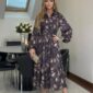 Dlhé dámske plus size košeľové šaty s abstraktným vzorom, dlhými balónovými rukávmi a viazacím opaskom