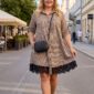 Kárované plus size košeľové šaty s čiernou čipkou, ozdobnými brošňami, gombíkmi a vreckami na bokoch