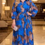 Dámske plus size modro-hnedé šaty s abstraktnými modrými kvetmi, opaskom a košeľovým golierom