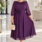 Plus size šifónové šaty s látkovým kvetom fialové