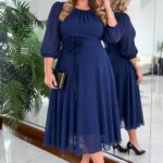 Tmavomodré šifónové spoločenské šaty s odnímateľným kvetom v páse pre plus size ženy