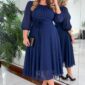 Tmavomodré šifónové spoločenské šaty s odnímateľným kvetom v páse pre plus size ženy