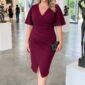 Plus size spoločenské šaty vo vínovo-bordovej farbe s prekladaným výstrihom, zvonovými rukávmi a riasením v páse