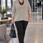 Dámsky plus size pletený sveter s raglánovými rukávmi a viacradovým náhrdelníkom, dĺžka 71 cm.