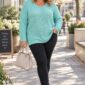 Dámsky plus size pletený sveter v mätovej farbe s výstrihom do V a dlhými rukávmi