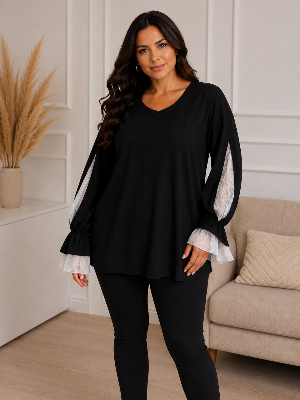 tunika-biele-vsadky-rukavy Čierna plus size tunika s bielymi čipkovanými vsadkami a volánmi na rukávoch