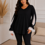 Čierna plus size tunika s bielymi čipkovanými vsadkami a volánmi na rukávoch