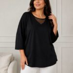 Čierna plus size tunika s voľným strihom a ozdobnou sieťovinou vo výstrihu