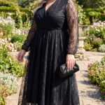 Čierne dlhé čipkované šaty s prekladaným výstrihom, dlhými rukávmi a rozšírenou sukňou v plus size veľkosti.