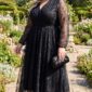 Čierne dlhé čipkované šaty s prekladaným výstrihom, dlhými rukávmi a rozšírenou sukňou v plus size veľkosti.