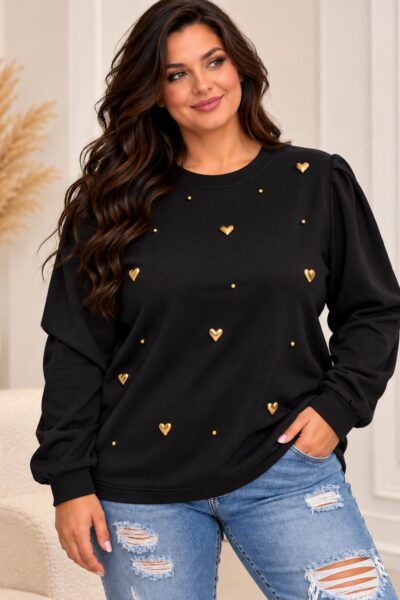 Čierna dámska plus size mikina so zlatými plastickými srdiečkami a drobnými zlatými ozdobami, okrúhlym výstrihom a dlhými nazberanými rukávmi. Modelka ju kombinuje so svetlomodrými roztrhanými rifľami.