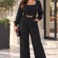 Plus size žena v elegantnom čiernom overale so štvorcovým výstrihom, dlhými rukávmi, zlatým detailom v páse a rovnými širšími nohavicami.