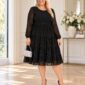 Plus size blondínka v čiernych šatách zdobených trblietavými striebornými kamienkami, s volánovou sukňou a priehľadnými dlhými rukávmi, doplnených bordovými lodičkami a malou striebornou kabelkou.