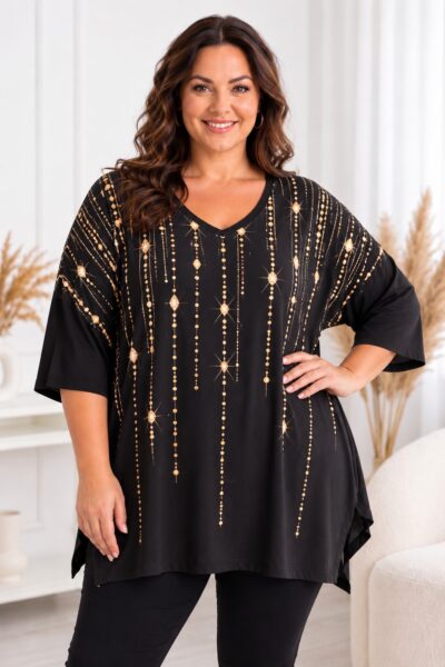 Plus size modelka v čiernej oversize tunike s výstrihom do V a zlatistou potlačou padajúcich retiazok a kryštálikov. Tunika má voľné rukávy a dĺžku 82 cm.